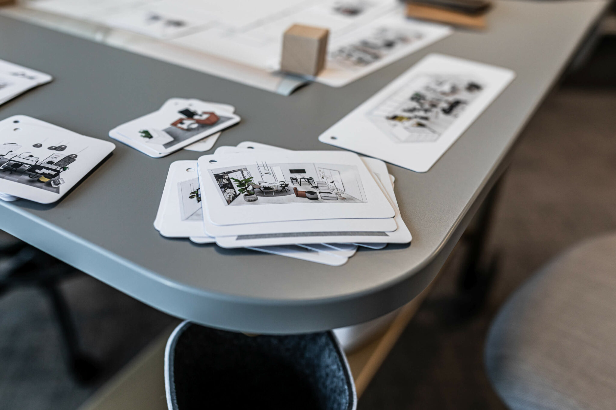 Karten auf Tisch zur Planung